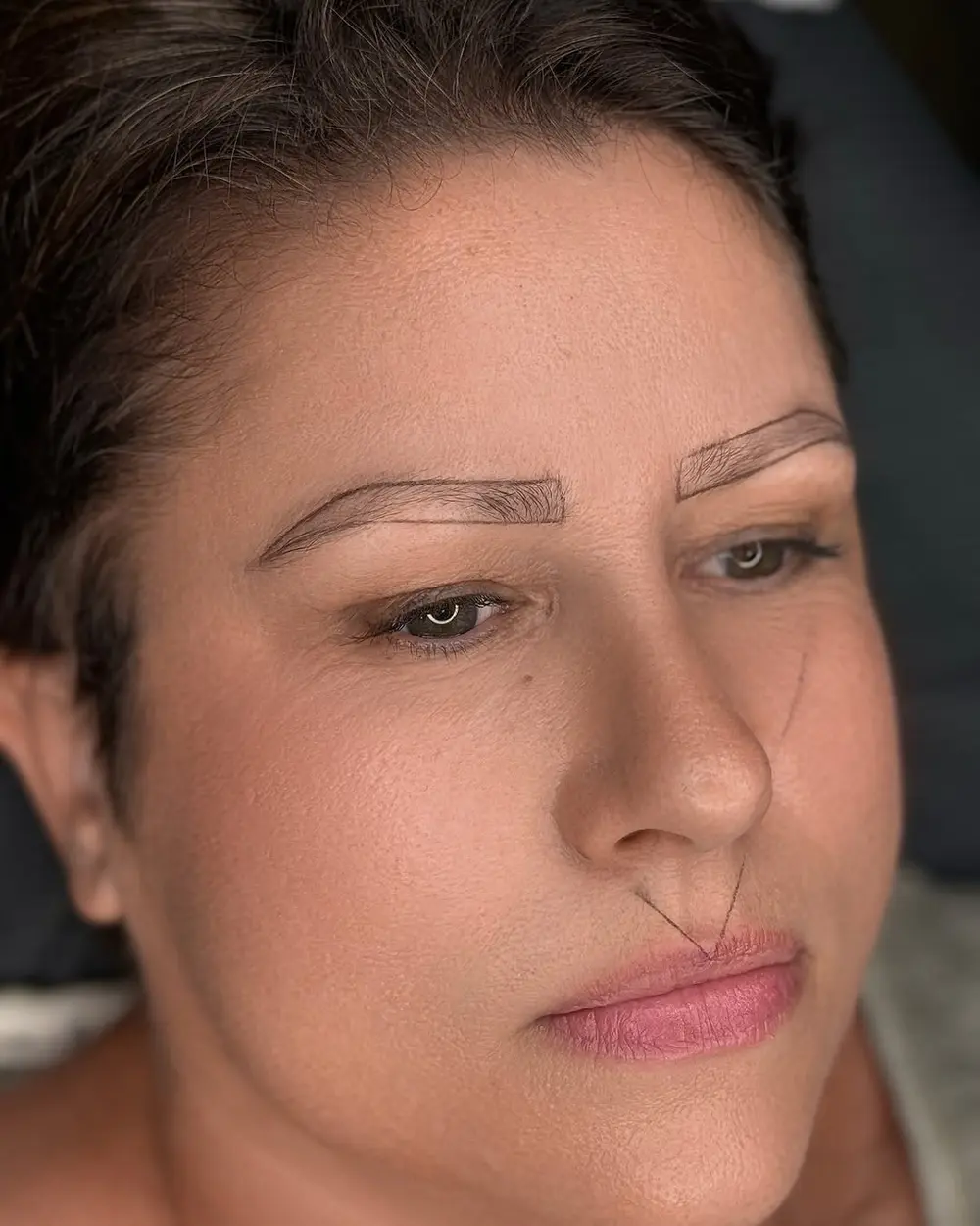 Diseño y visagismo de cejas antes de microblading pelo a pelo
