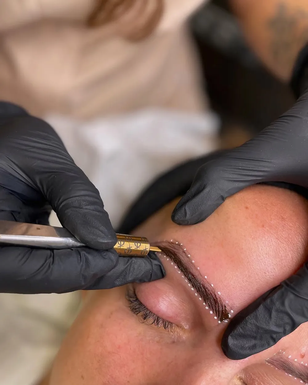 Proceso de microblading pelo a pelo en Málaga