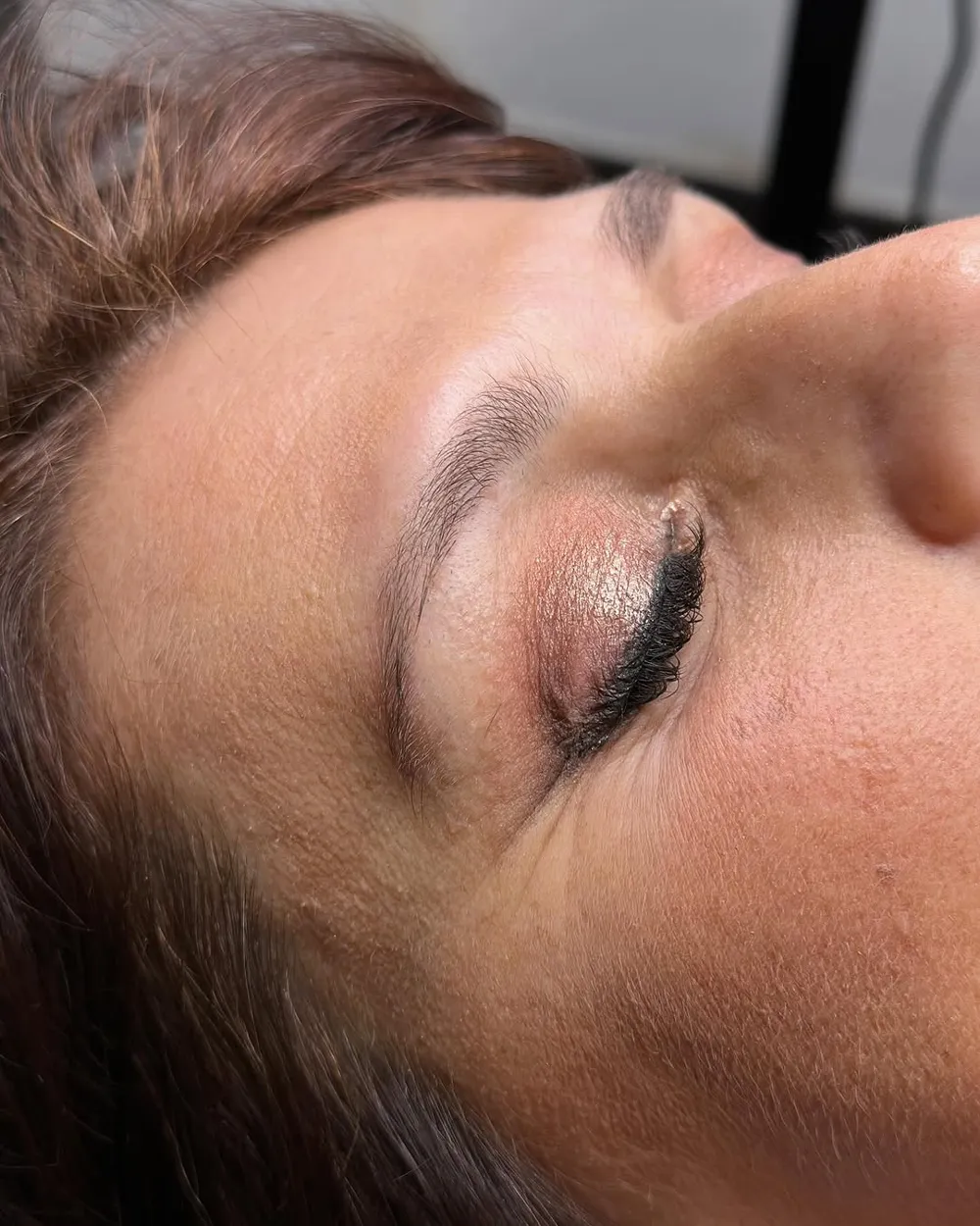 Detalle de cejas con micropigmentación de cejas pelo a pelo