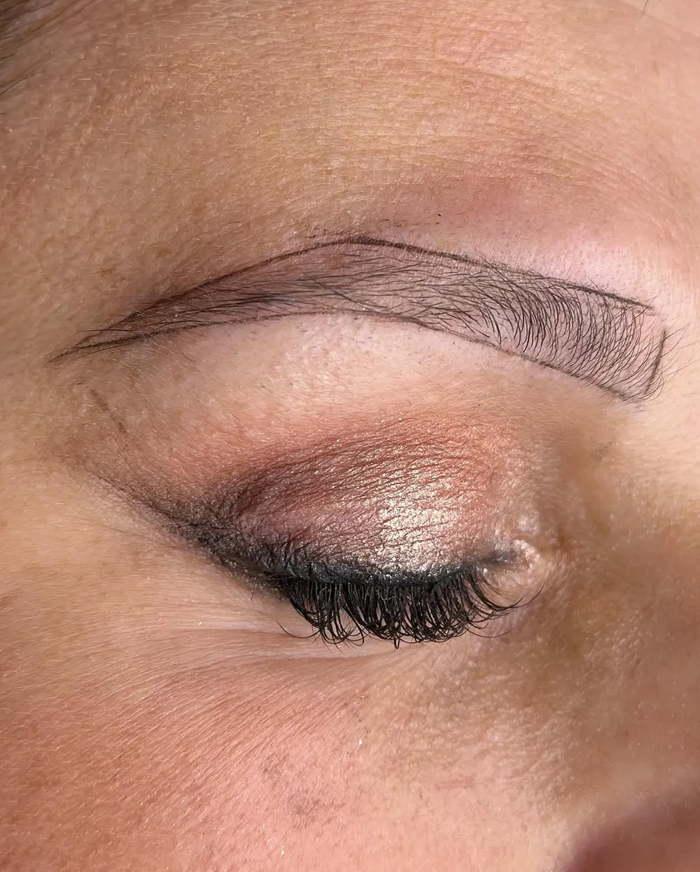 Detalle de cejas con micropigmentación de cejas pelo a pelo