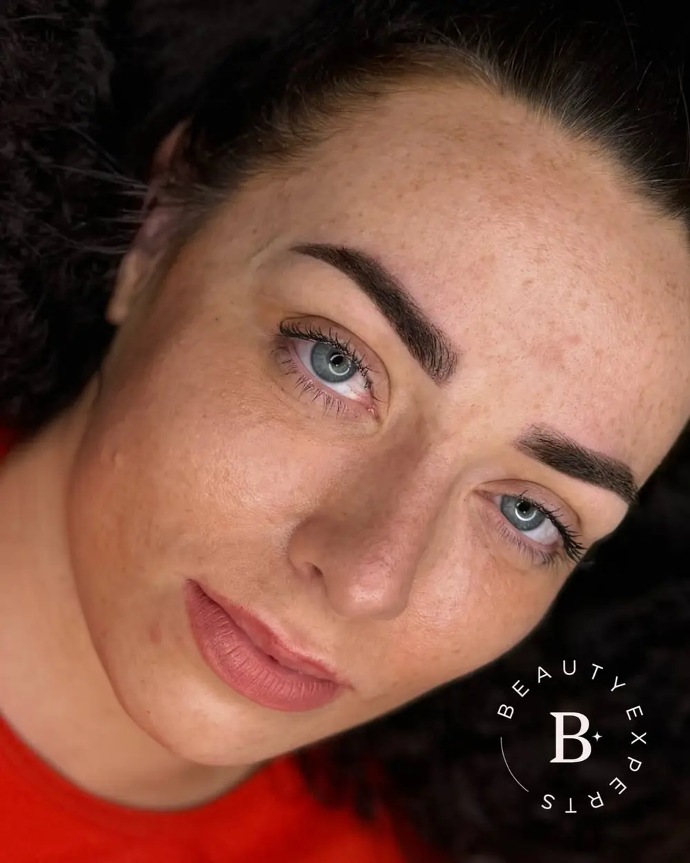 Caso real de micropigmentación de cejas efecto shading en BLUSH Estética Málaga