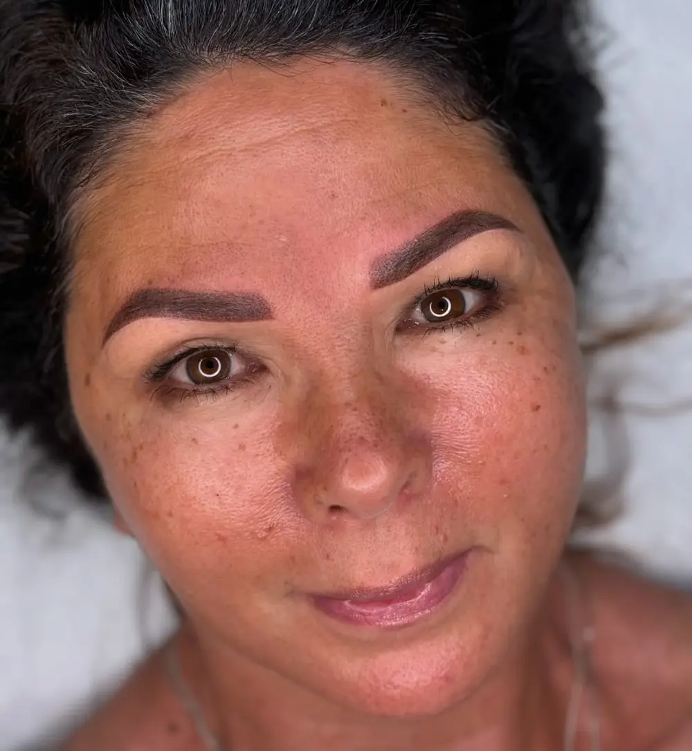Caso real de micropigmentación de cejas efecto shading en BLUSH Estética Málaga
