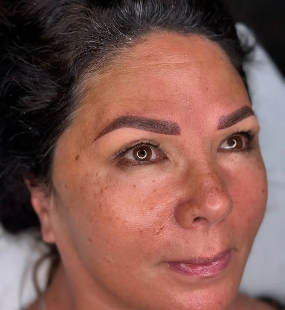 Caso real de micropigmentación de cejas efecto shading en BLUSH Estética Málaga