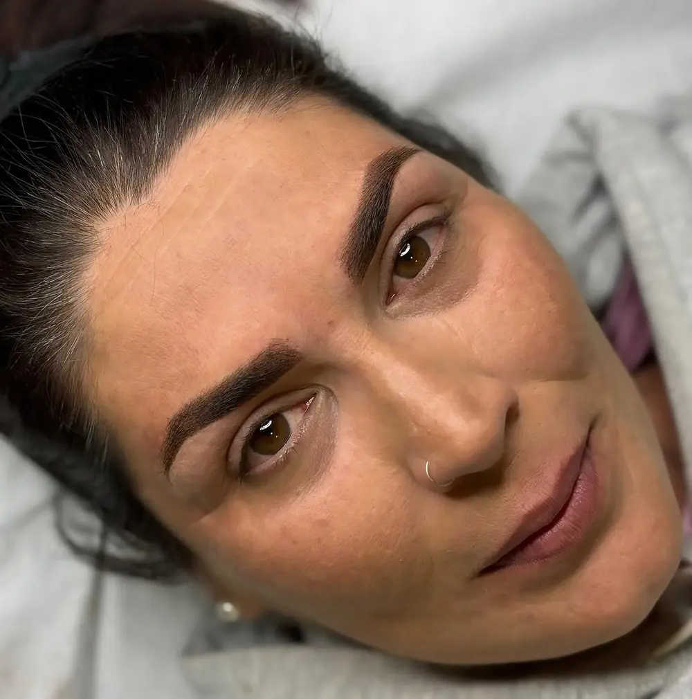 Caso real de micropigmentación de cejas efecto shading en BLUSH Estética Málaga