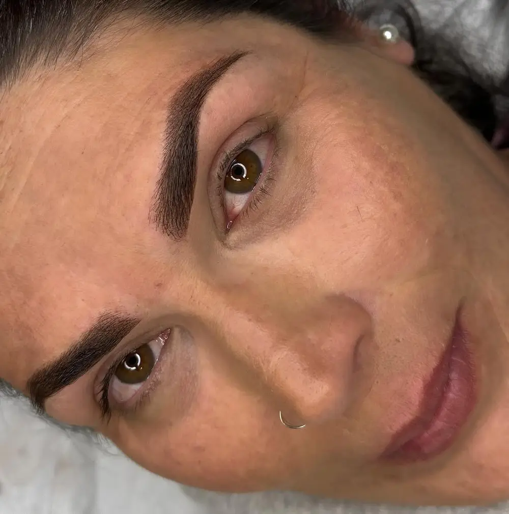 Caso real de micropigmentación de cejas efecto shading en BLUSH Estética Málaga