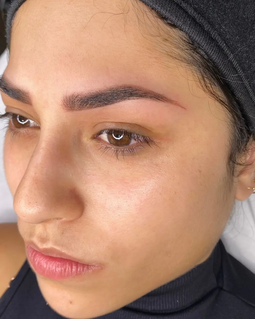 Caso real de micropigmentación de cejas efecto shading en BLUSH Estética Málaga