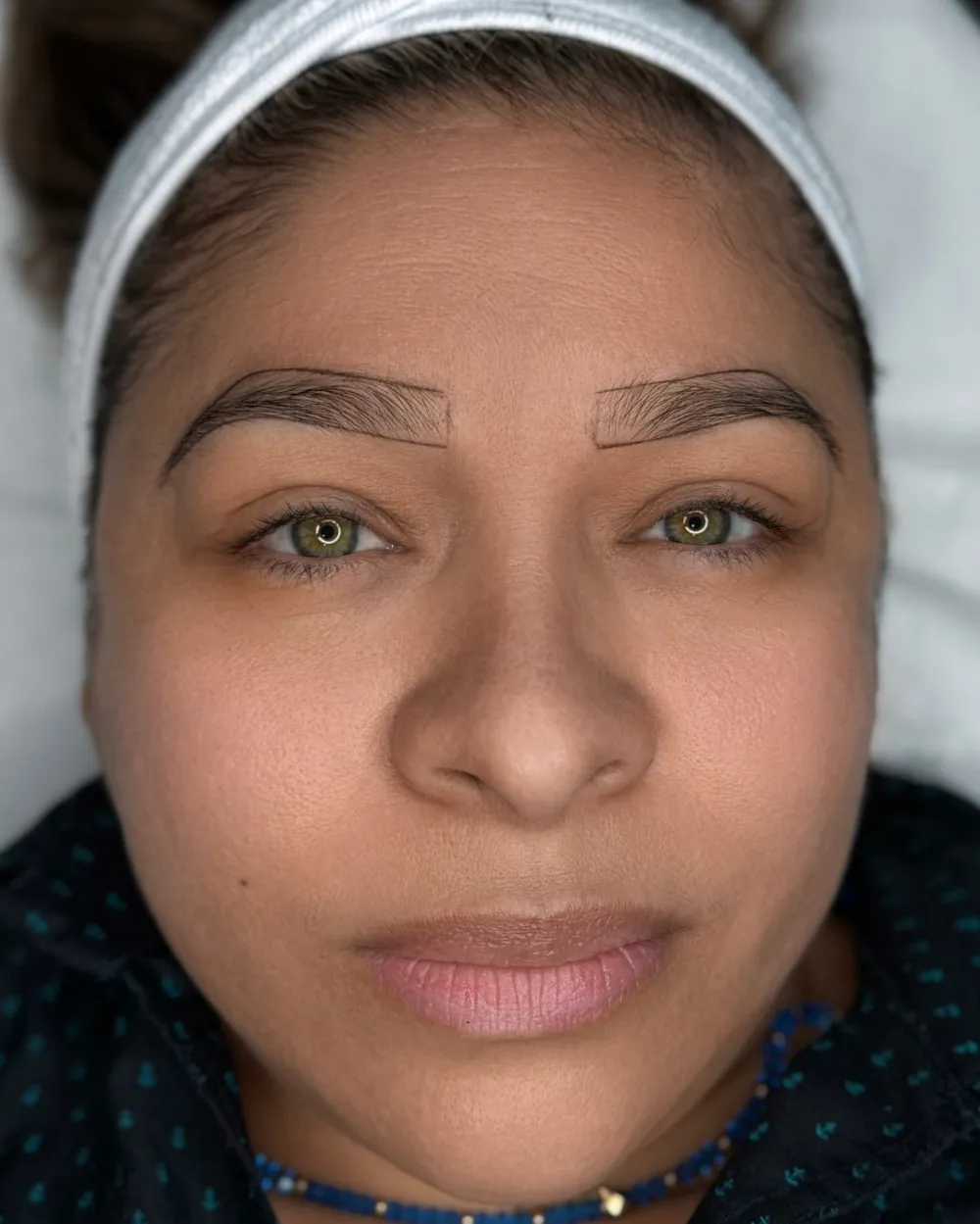 Diseño y visagismo de cejas antes de micropigmentación de cejas efecto shading